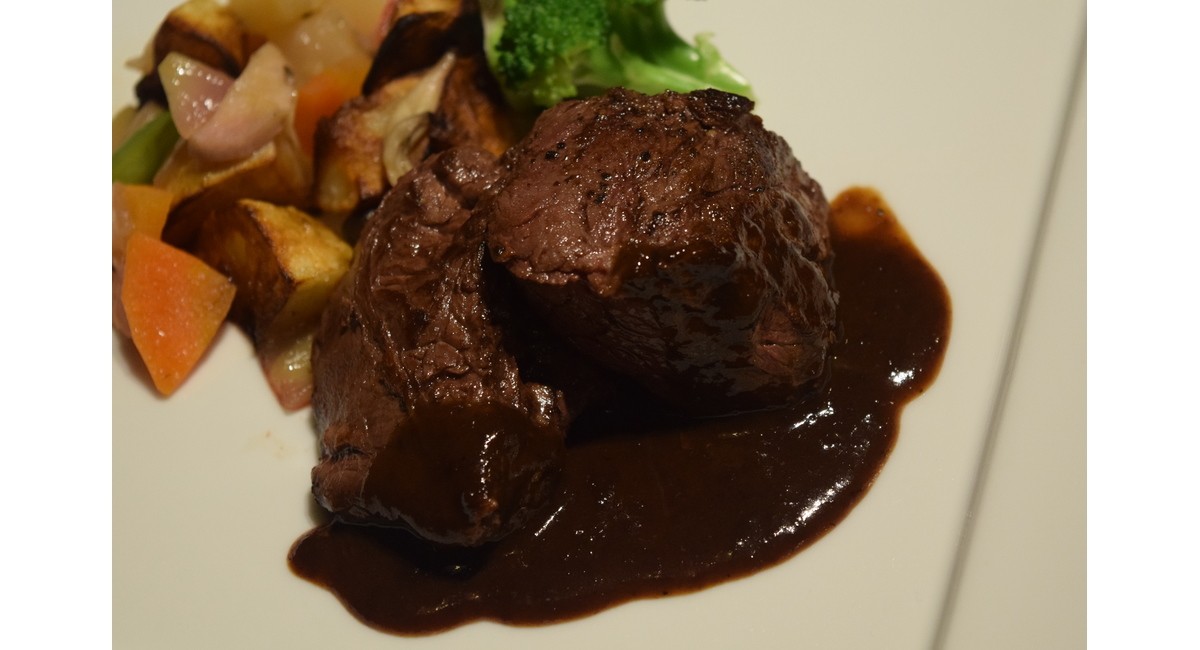 アルビコッカコース　メイン料理「チャップテンダーのロースト　赤ワインとバルサミコのソース」