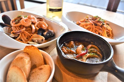 人気バルメニュー！「魚介のアヒージョ自家製パン添え」♪