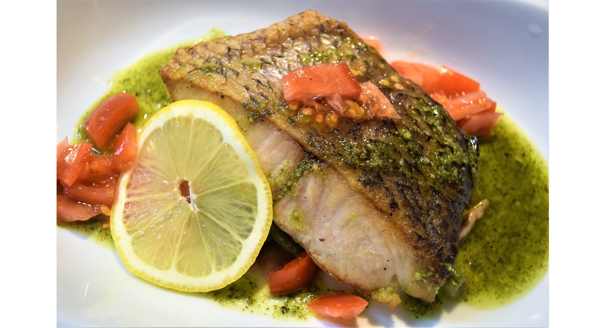 スズキのポワレ フレッシュトマトとジェノバの2色ソース