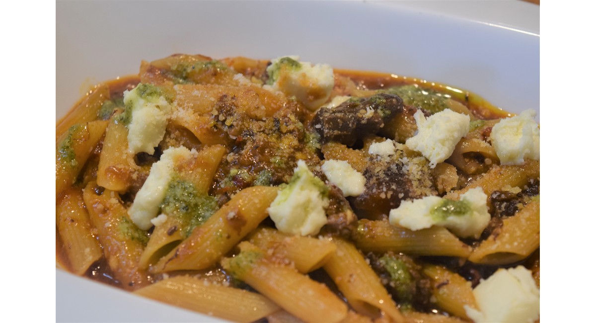 ピリ辛が病みつきになる！牛スジのペンネ