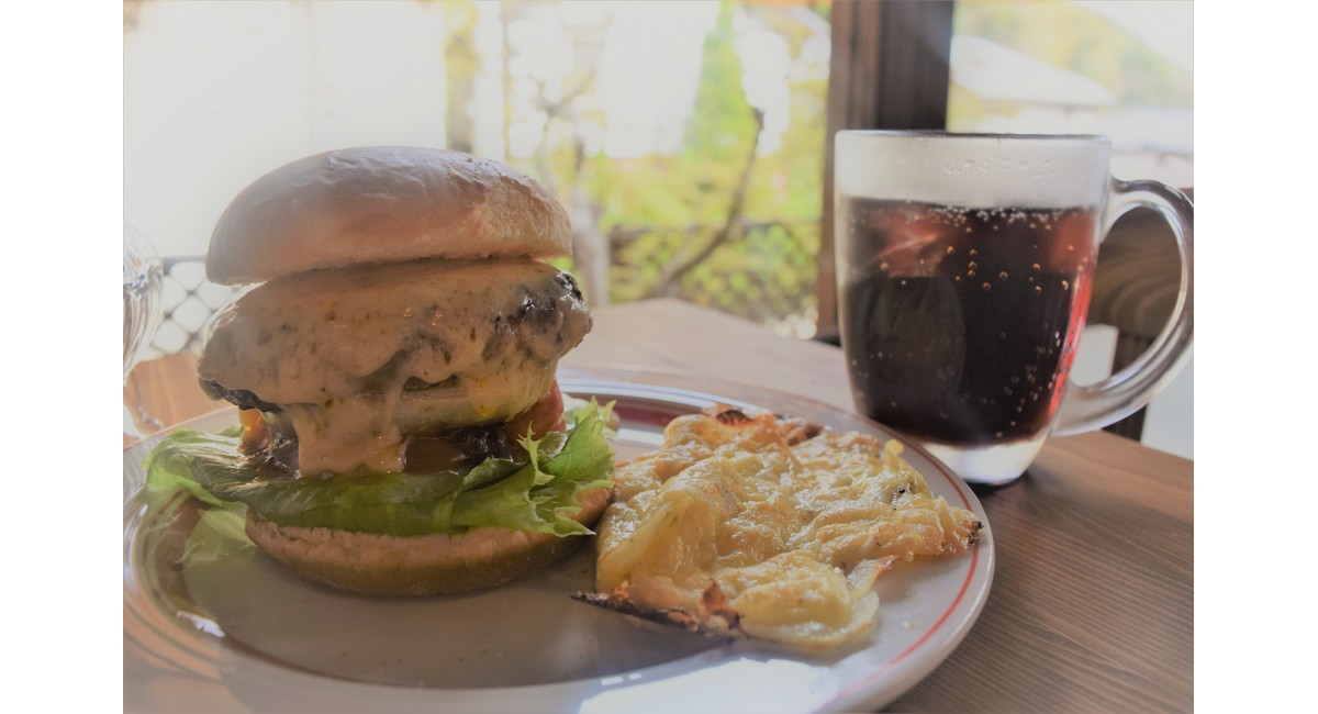 ランチを食べ損ねてしまった…そんな方におすすめしたいカフェタイムのハンバーガー★