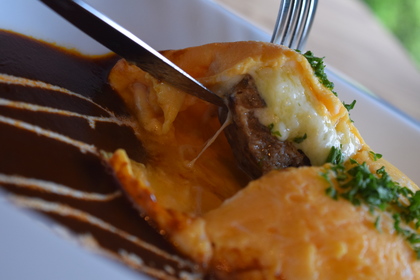 やっぱこれだね！とろ～りチーズのオムバーグ