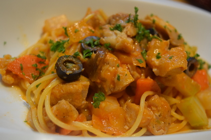 チキンと鎌倉野菜のプッタネスカソース！