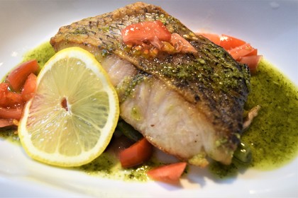 スズキのポワレ フレッシュトマトとジェノバ2色ソース