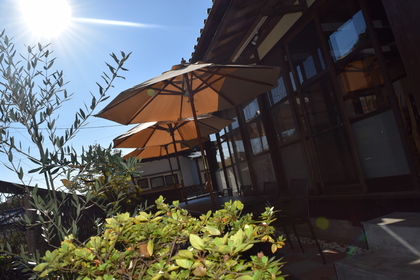 季節を感じられるテラス席！