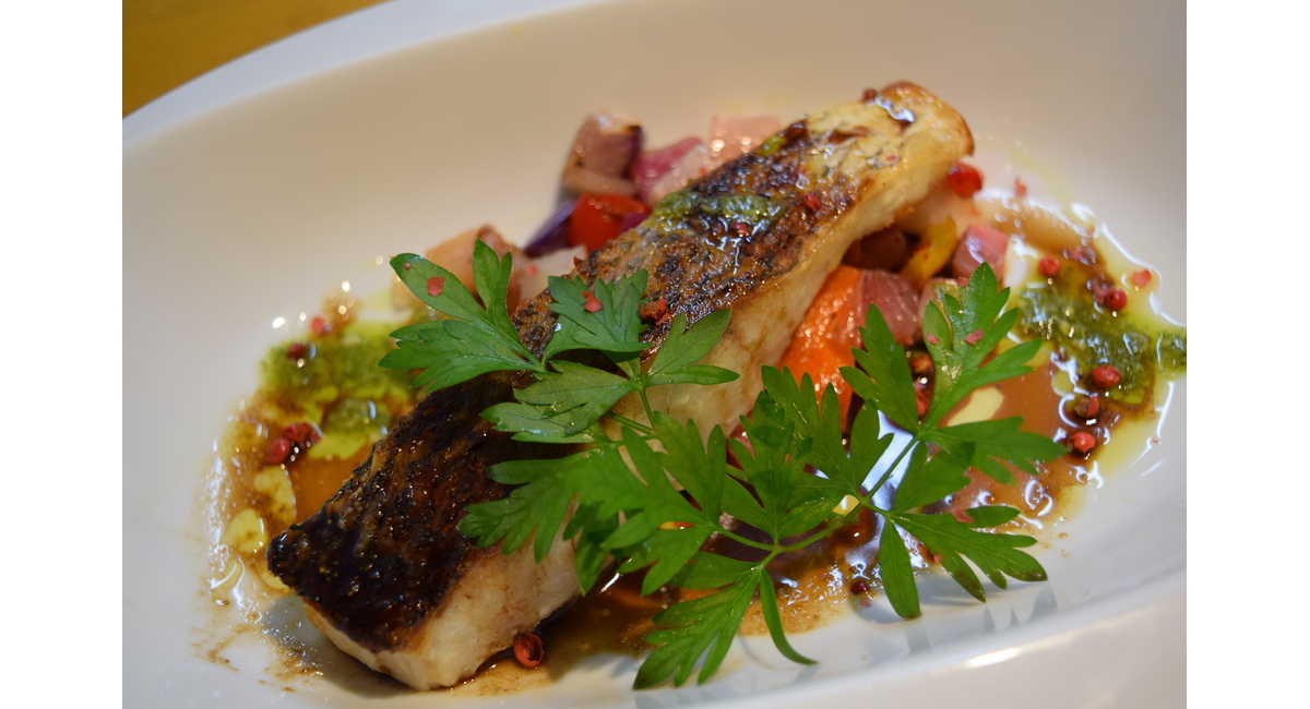 大人気のスズキのポワレシリーズのバルサミコソース！