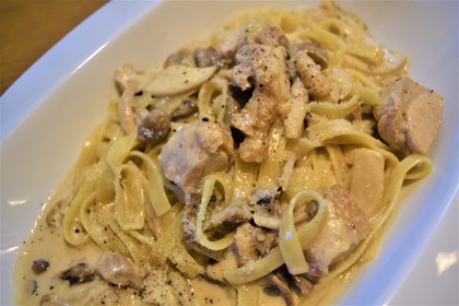 チキンときのこのポルチーニクリームソース　フェットチーネ