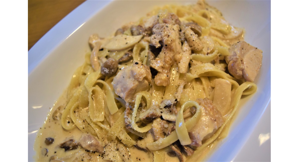 チキンときのこのポルチーニクリームソース　フェットチーネ