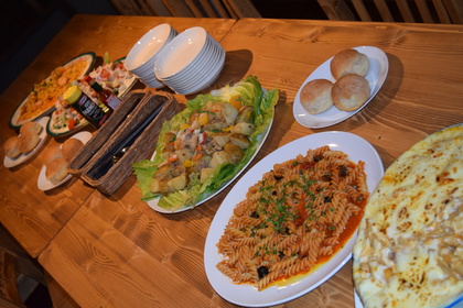 大皿料理をみんなでワイワイと楽しもう♪