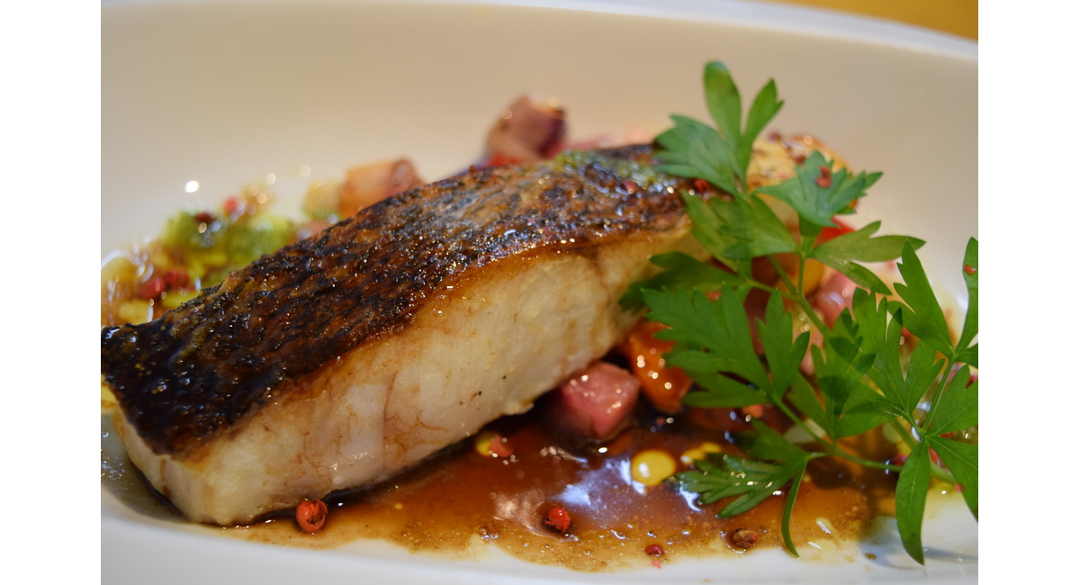 大人気のスズキのポワレ！