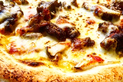 牛すじときのこのカレーマヨピザ