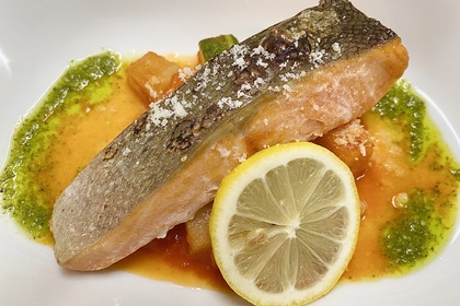 サーモンのアルフォルノ　あさりと鎌倉野菜のラタトゥイユソース