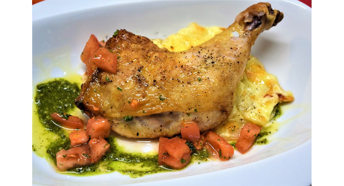 骨付きチキンのロースト～フレッシュトマトとジェノバ2色のソース～