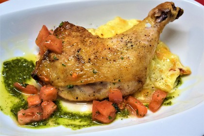 骨付きチキンのロースト～フレッシュトマトとジェノバ2色のソース～