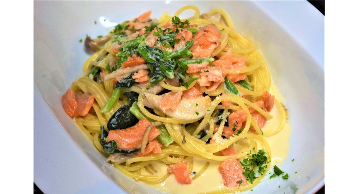 サーモンとほうれん草のクリームソース