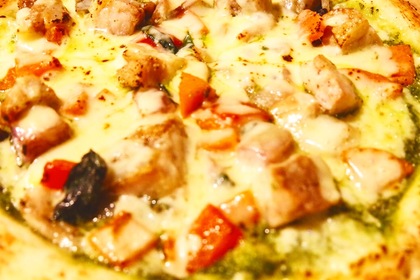 チキンと鎌倉野菜のジェノバソースピッツァ