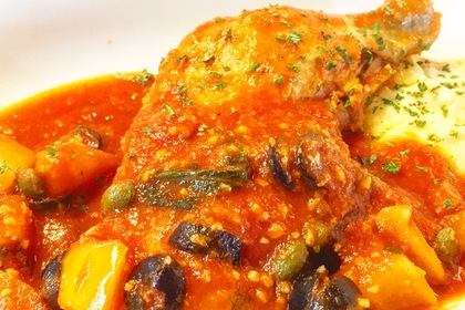 骨付きチキンのコンフィ プッタネスカソース