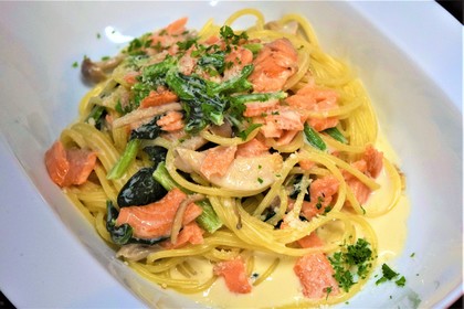 サーモンとほうれん草のクリームソース