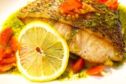 スズキのポワレ〜フレッシュトマトとジェノバの2色ソース