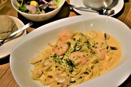 小エビときのこのクリームソースフェットチーネ